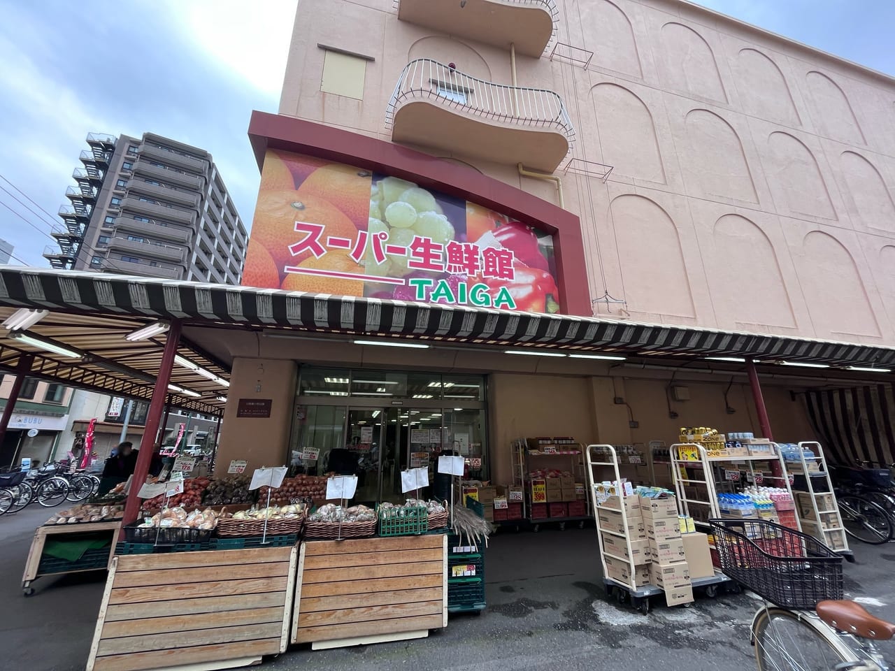 TAIGA南林間店の前