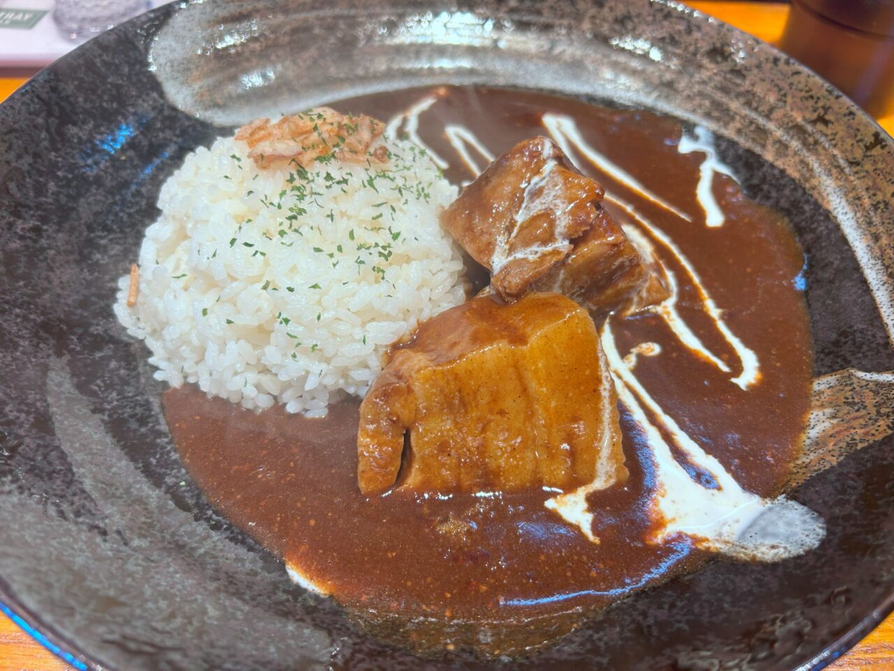 梵天カレー六会日大前店の「柔らか豚角煮の黒ナッツカレー」